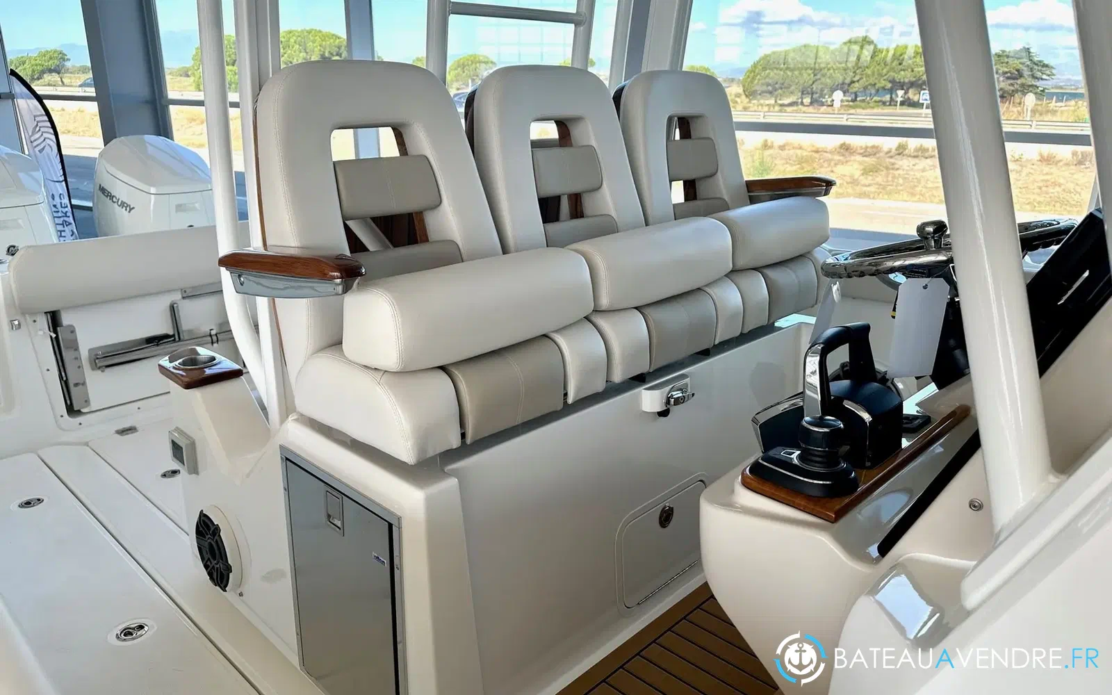 slider 5 Boston Whaler 360 Outrage
