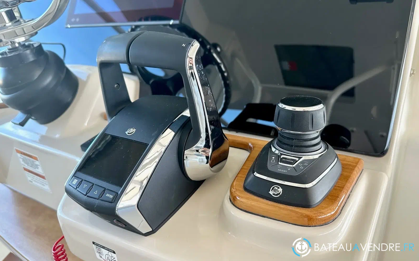 slider 8 Boston Whaler 360 Outrage