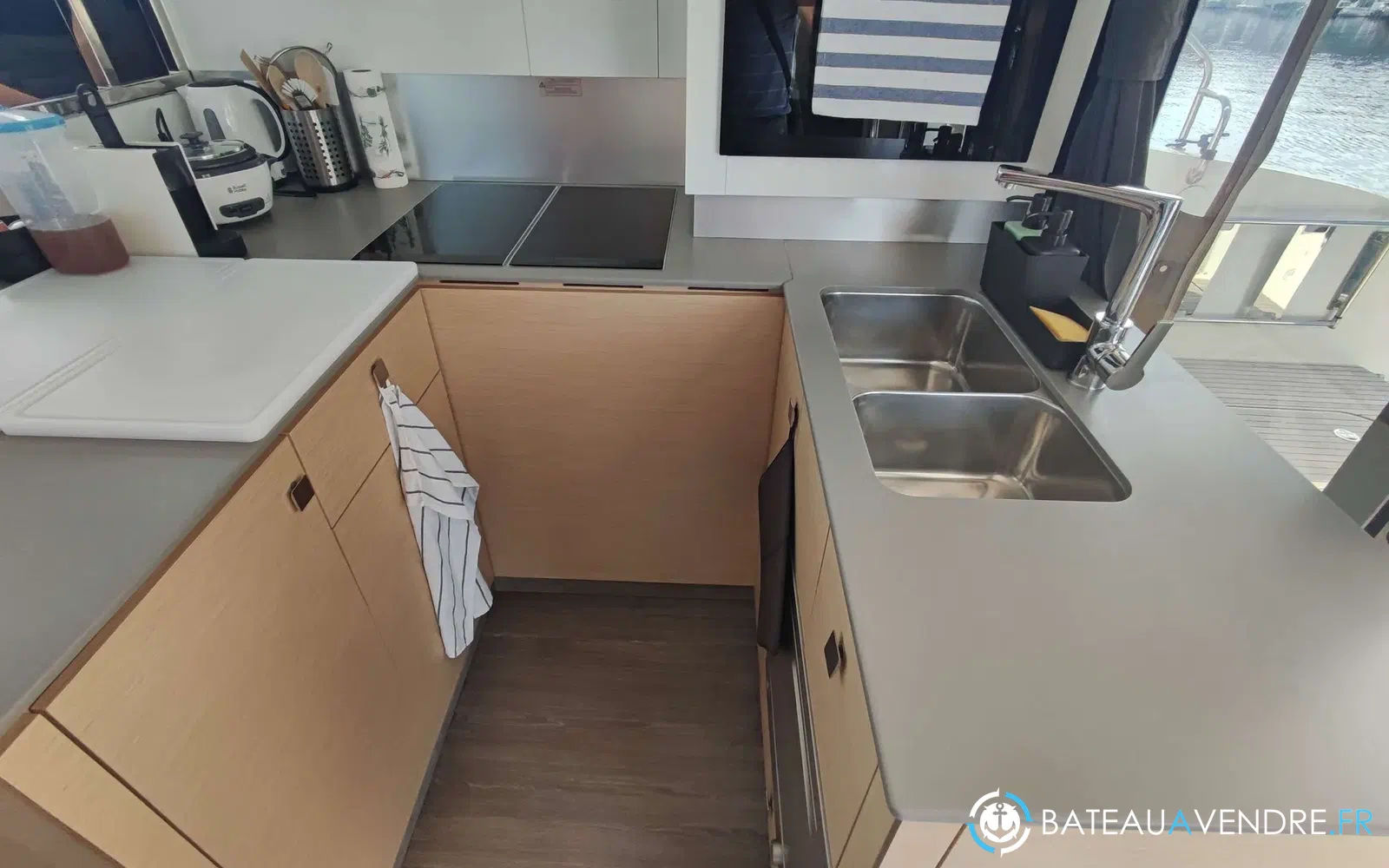slider 22 Fountaine Pajot My 44
