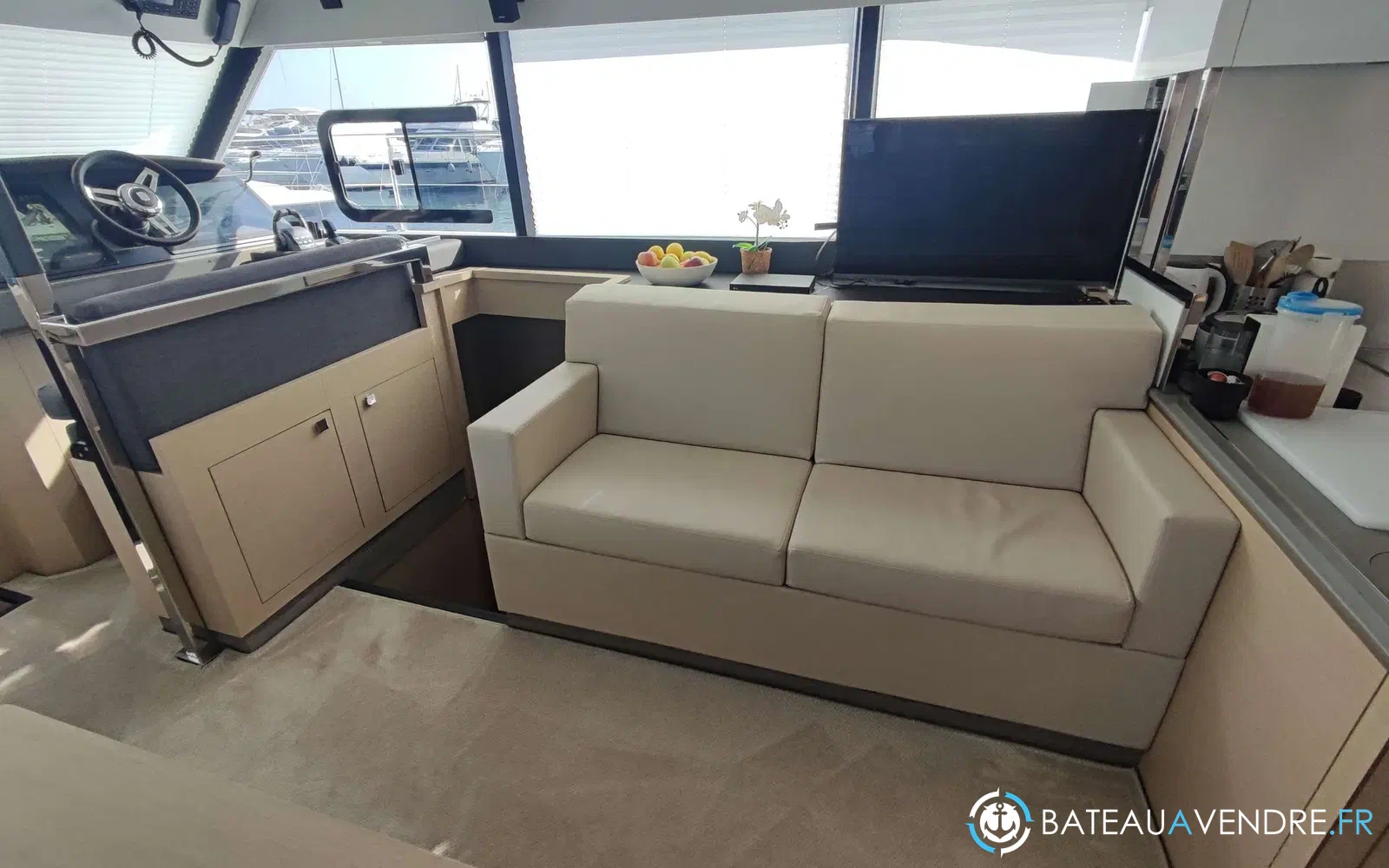 slider 27 Fountaine Pajot My 44