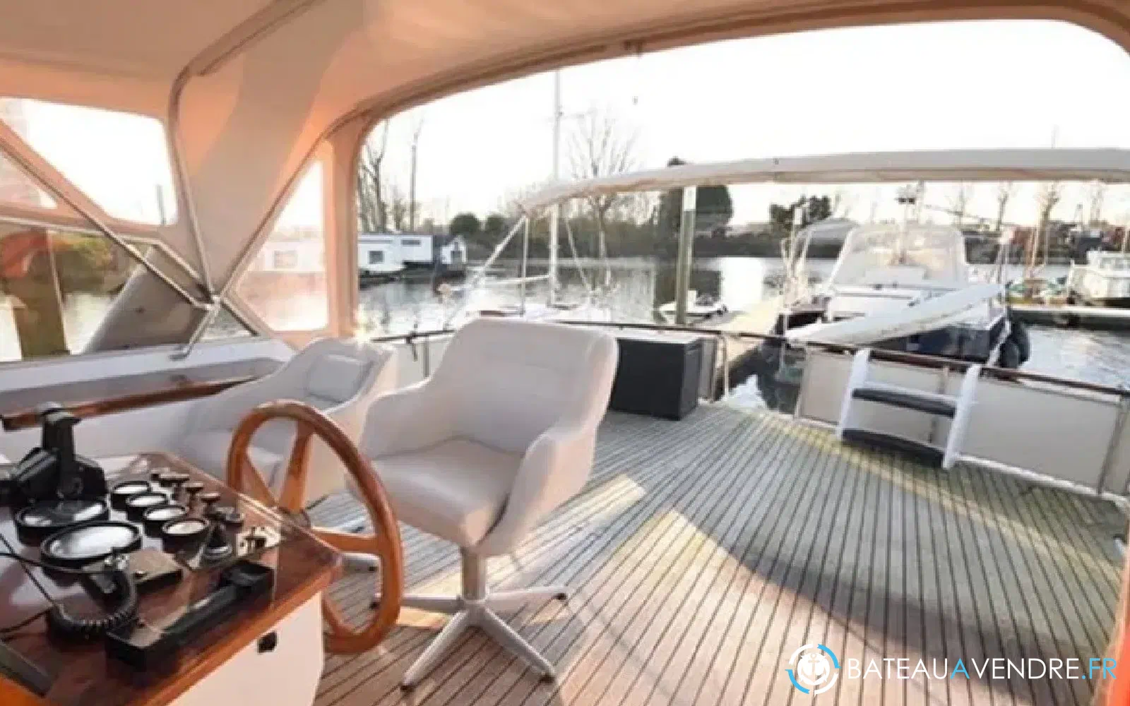 slider 1 Bateau Logement vedette hollandaise 2 cabines doubles 8 couchages