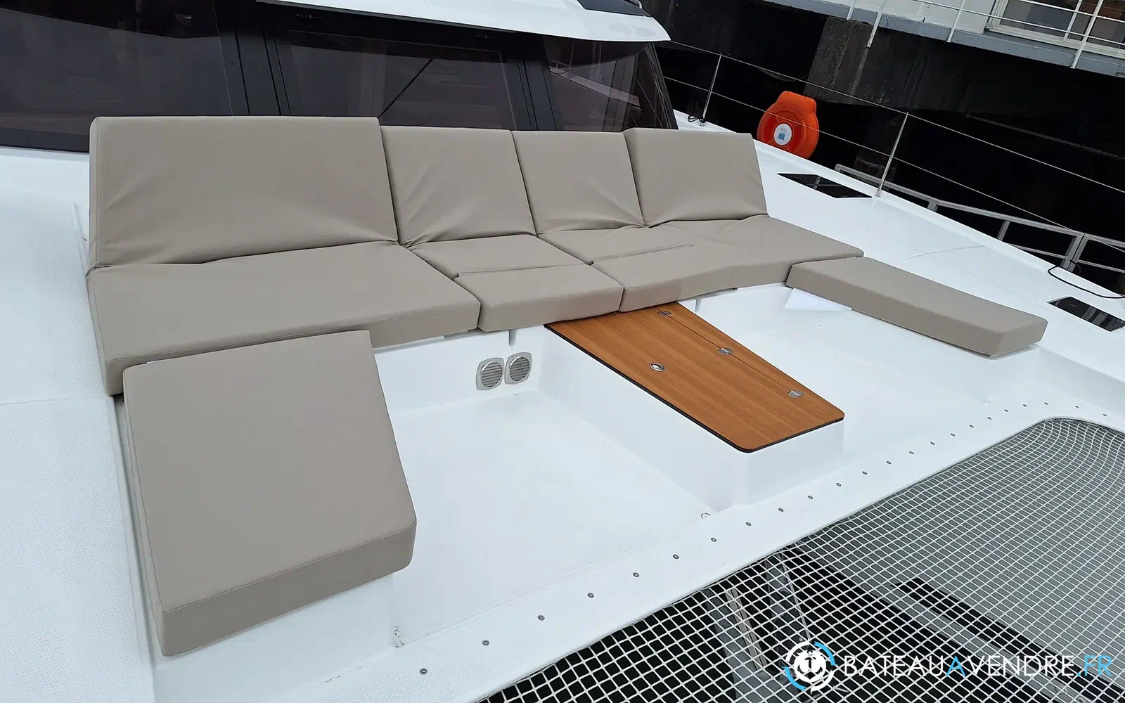 slider 2 Fountaine Pajot Aura 51