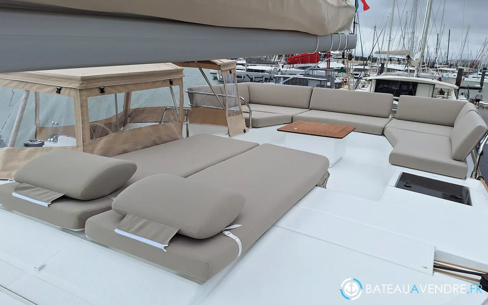 slider 3 Fountaine Pajot Aura 51
