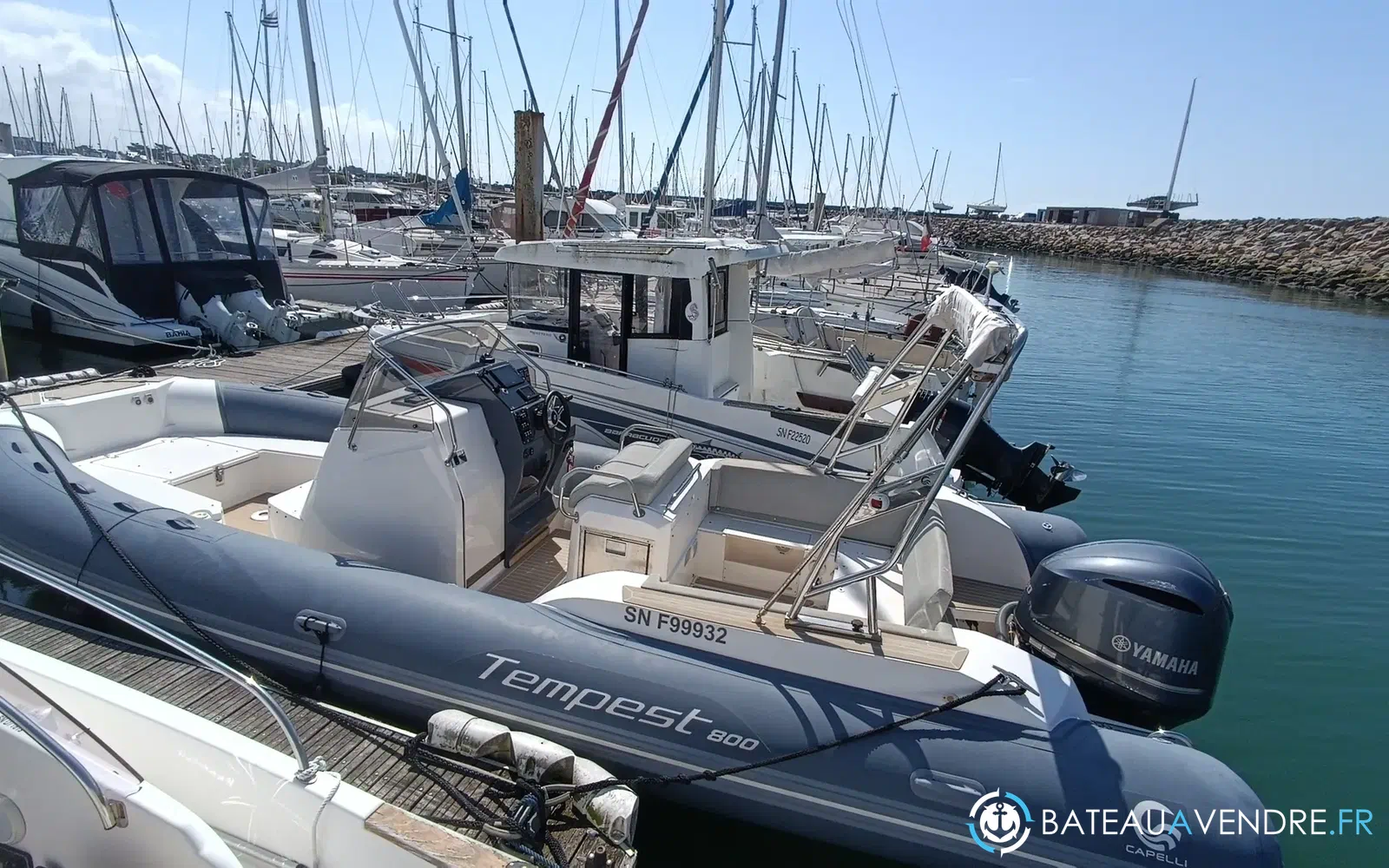 slider 1 Capelli Tempest 800 Open