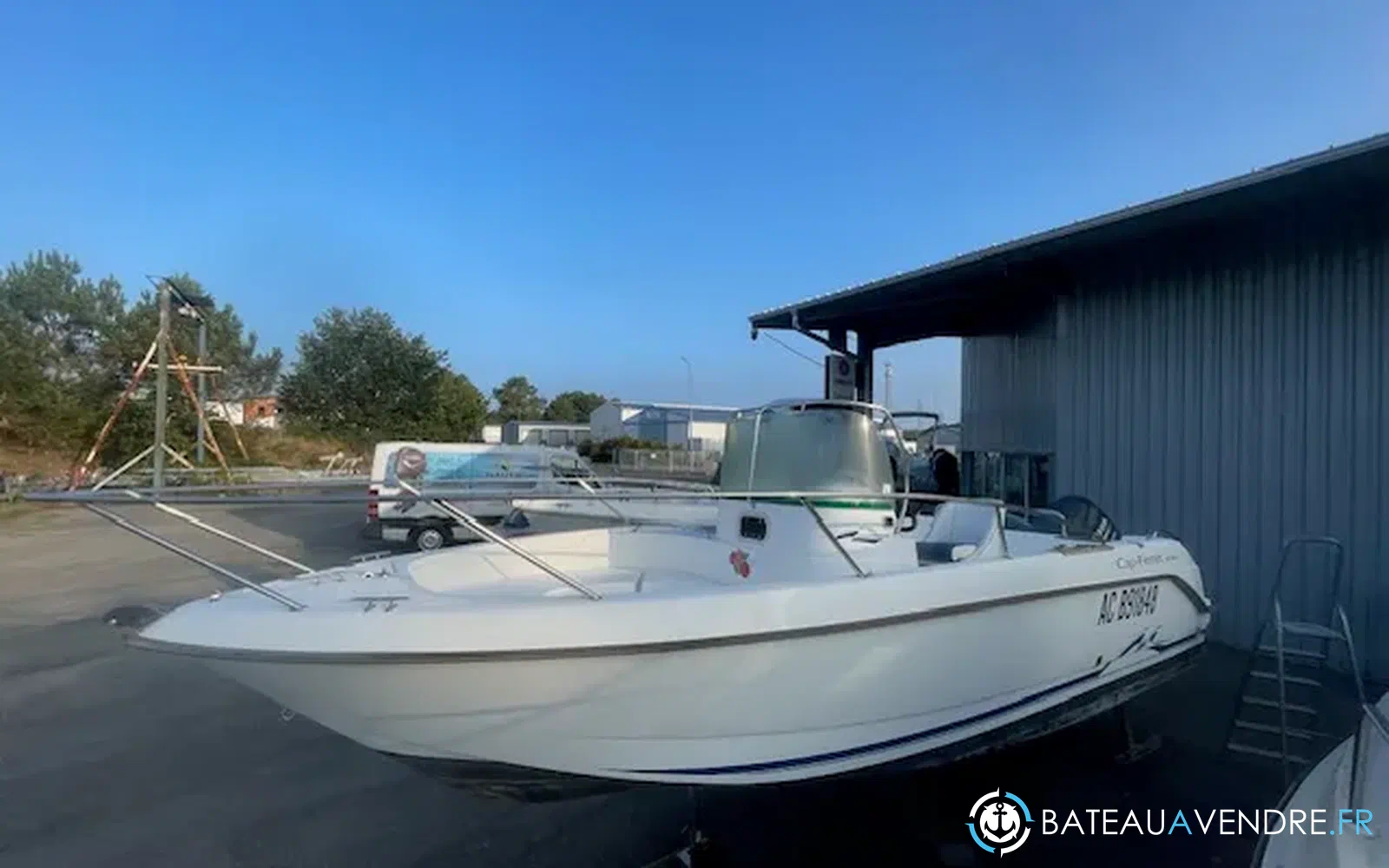 slider 1 B2 Marine Cap Ferret 650