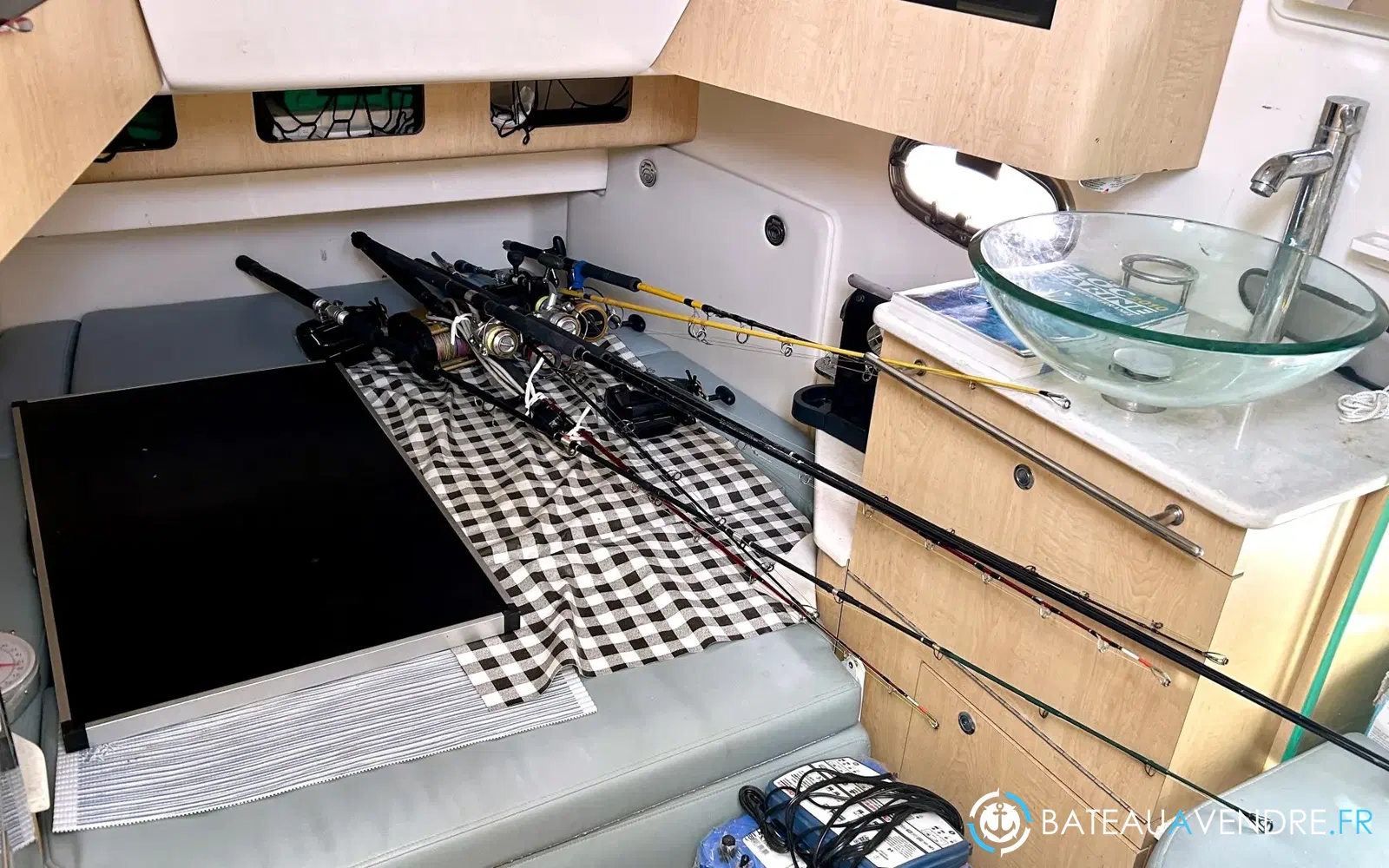 slider 8 Boston Whaler 370 Outrage