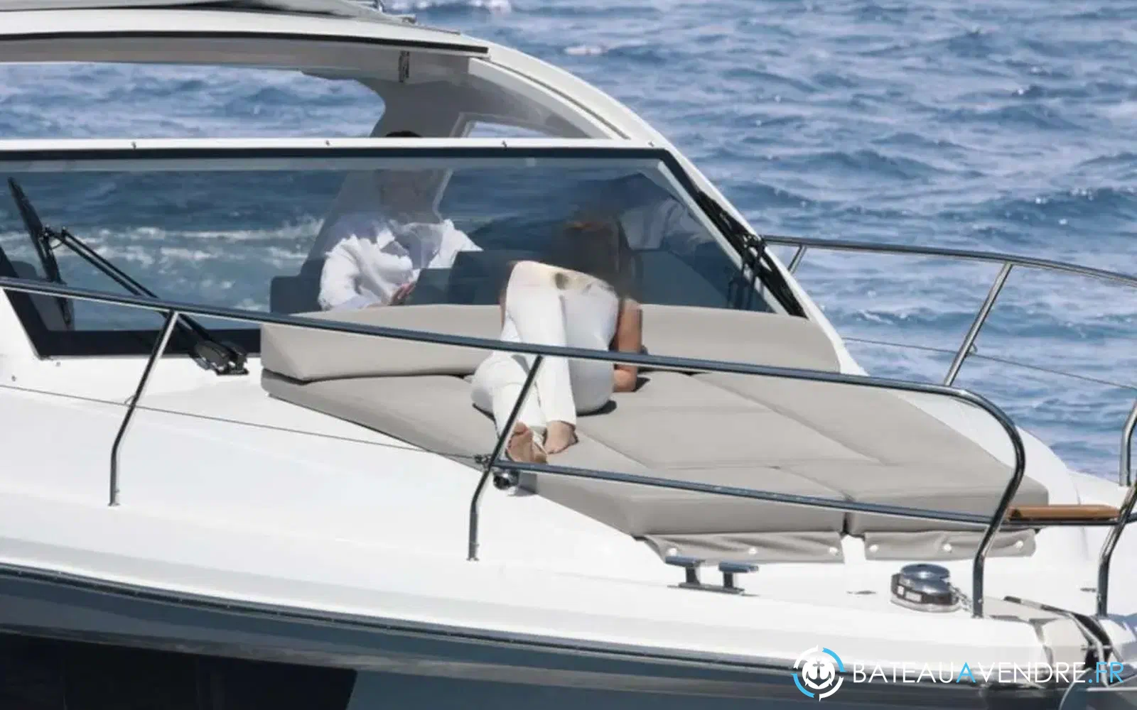 slider 18 Sealine 330 Sport