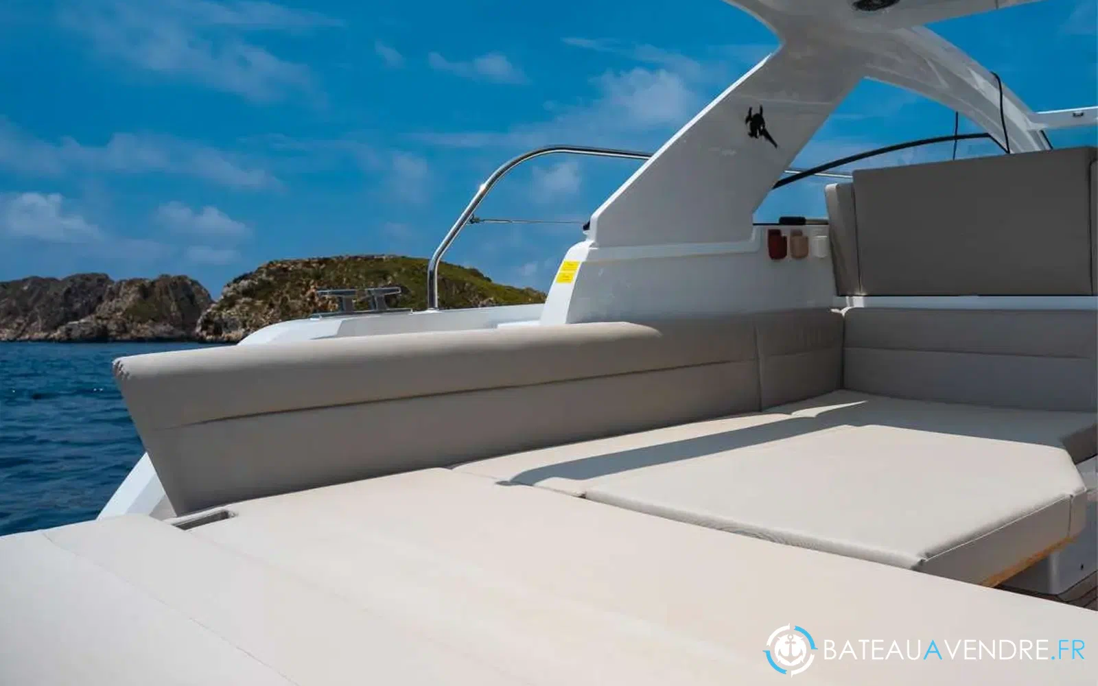 slider 1 Sealine 330 Sport