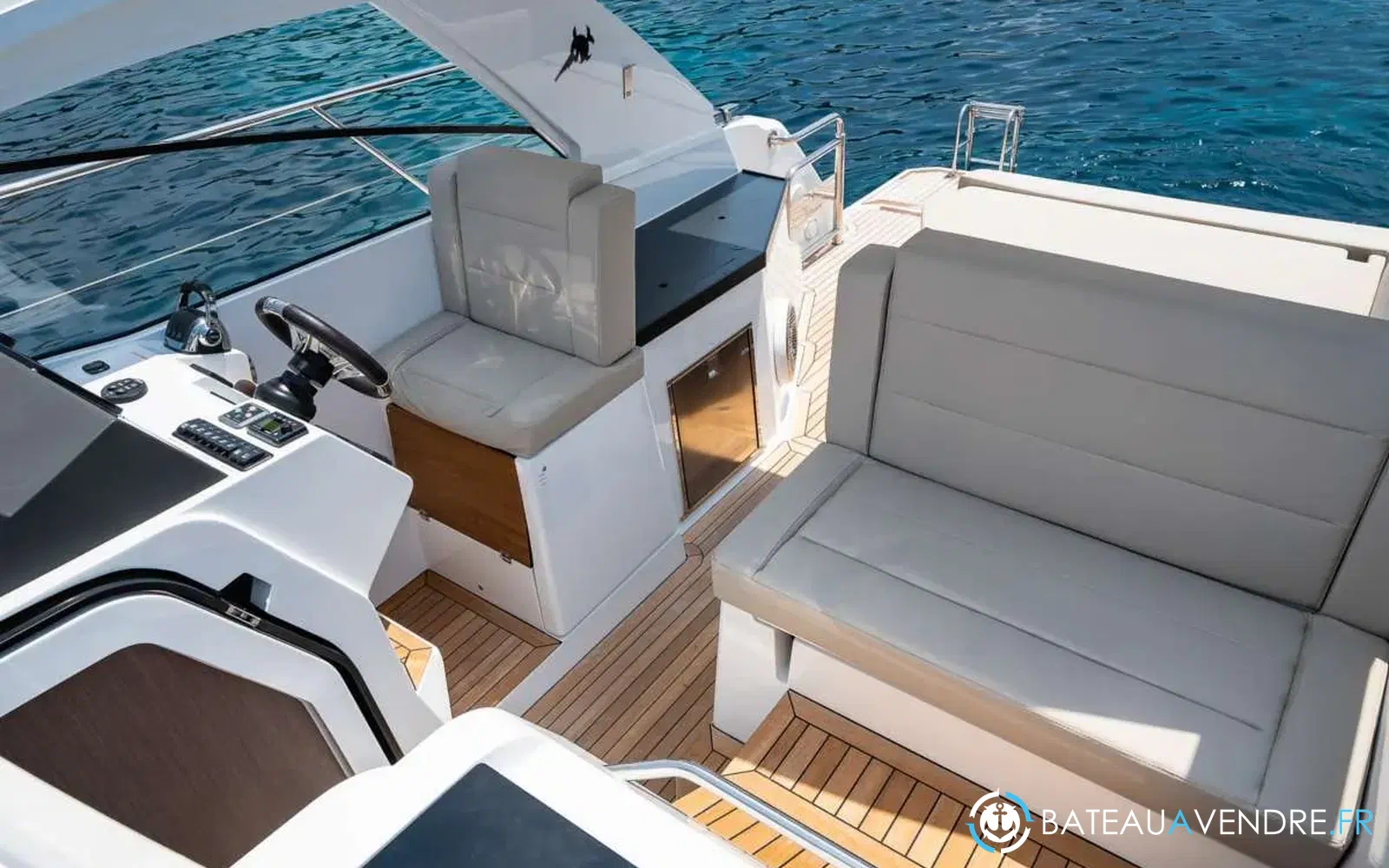 slider 5 Sealine 330 Sport
