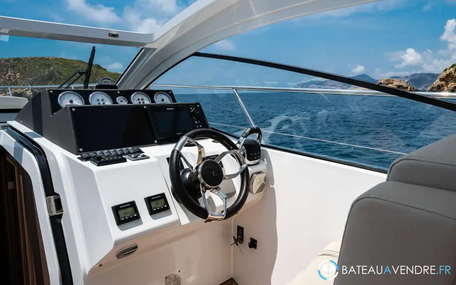 slider 6 Sealine 330 Sport