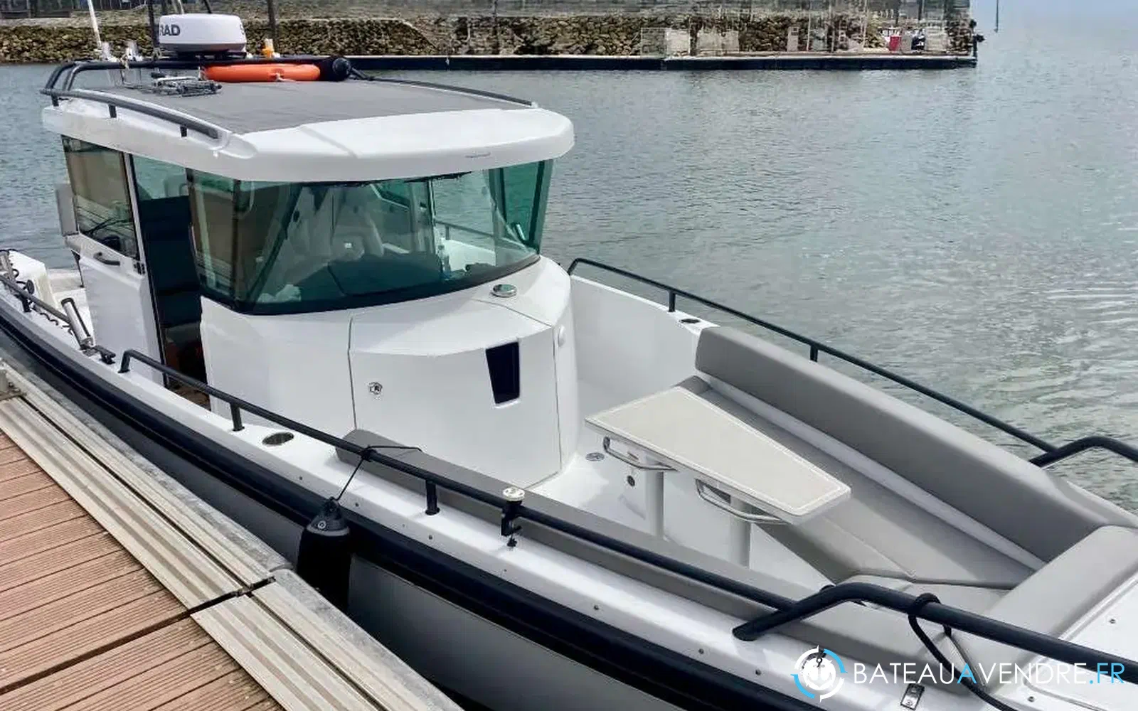 slider 6 Axopar 28 Open