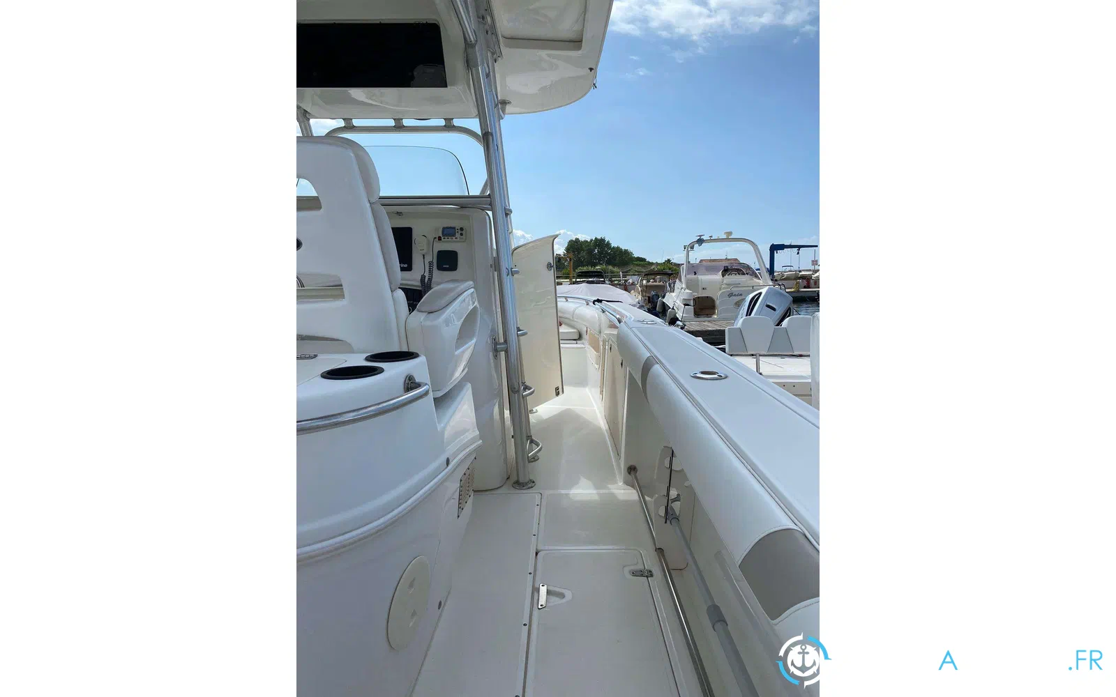 slider 10 Boston Whaler 320 Outrage