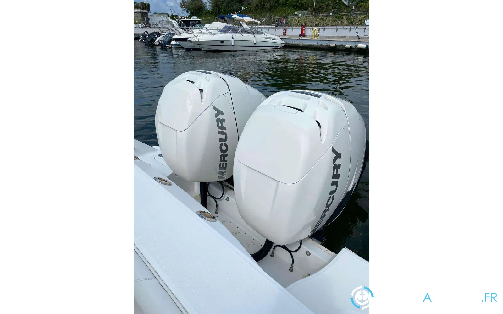 slider 15 Boston Whaler 320 Outrage