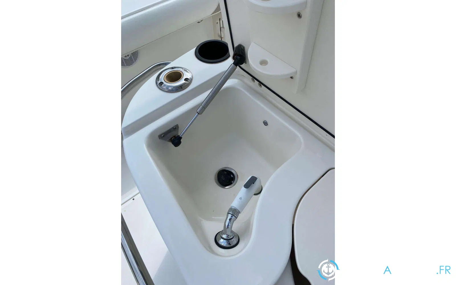 slider 17 Boston Whaler 320 Outrage
