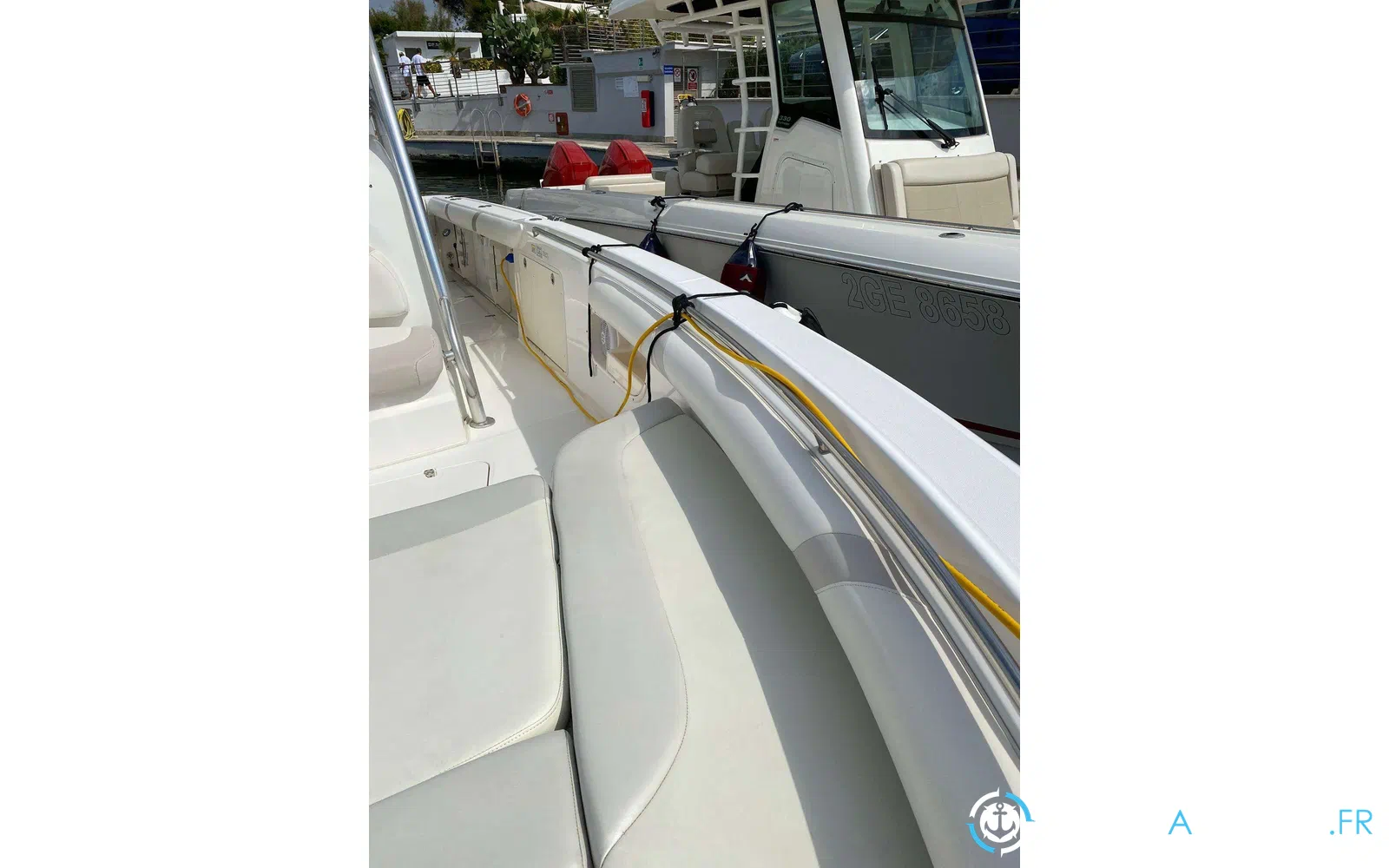 slider 21 Boston Whaler 320 Outrage