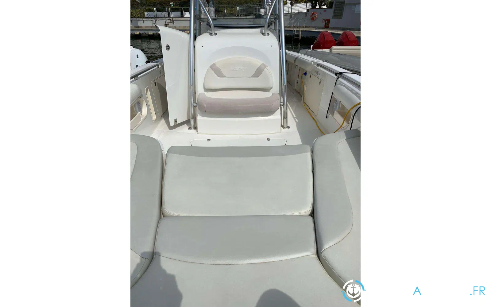 slider 3 Boston Whaler 320 Outrage