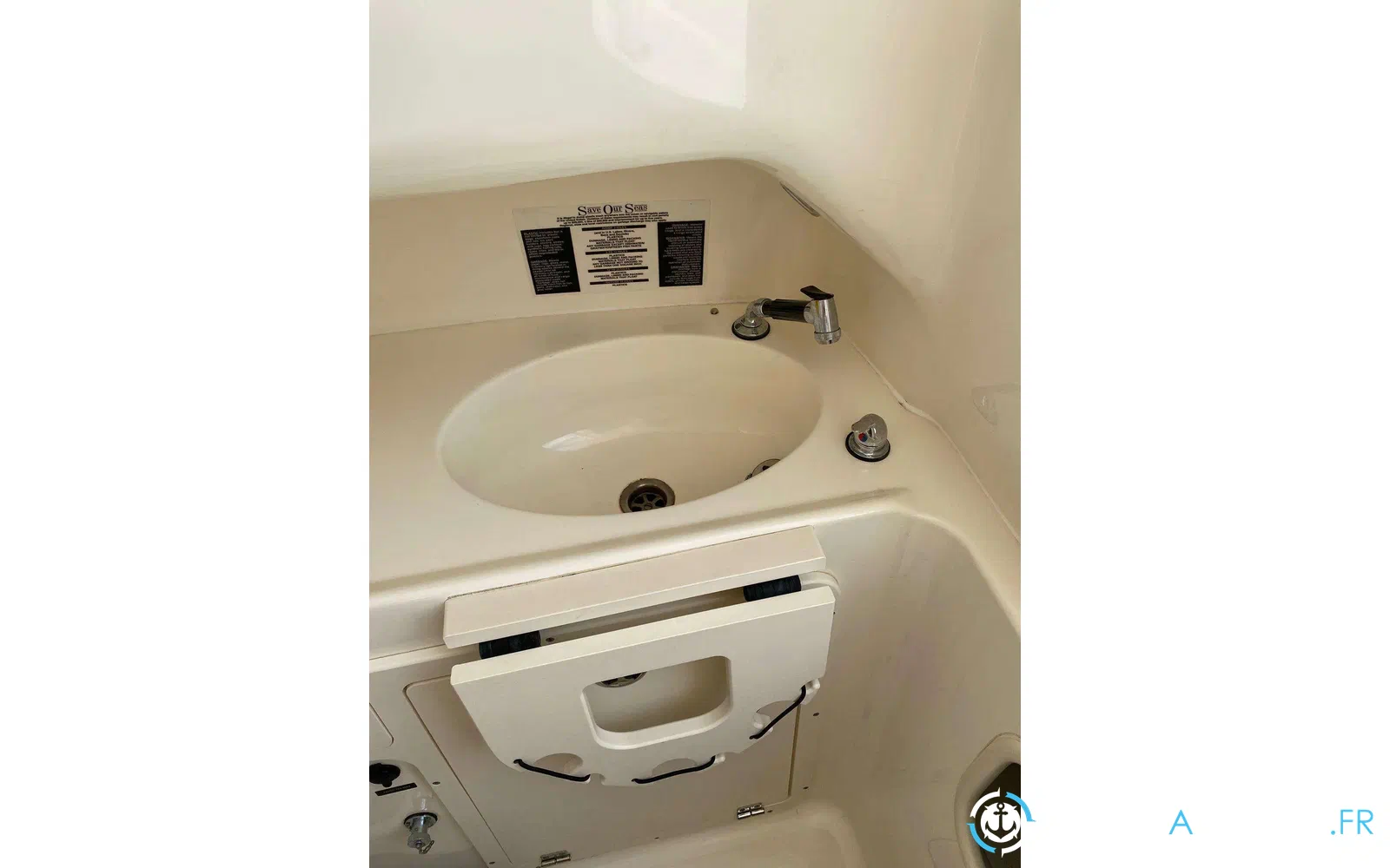 slider 6 Boston Whaler 320 Outrage