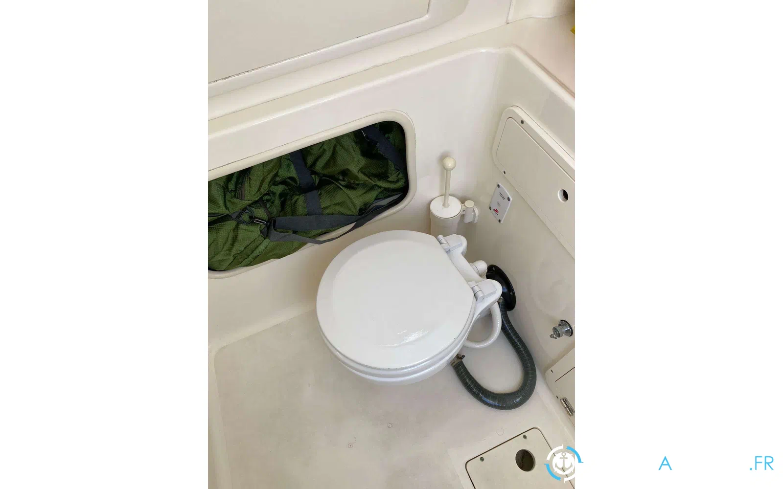 slider 7 Boston Whaler 320 Outrage