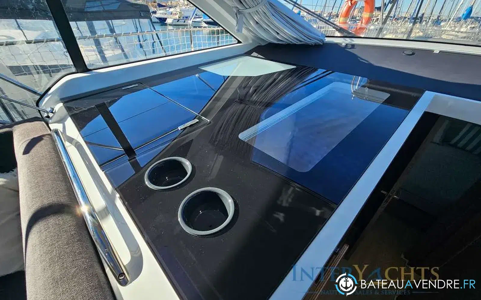 slider 9 Sealine C390v