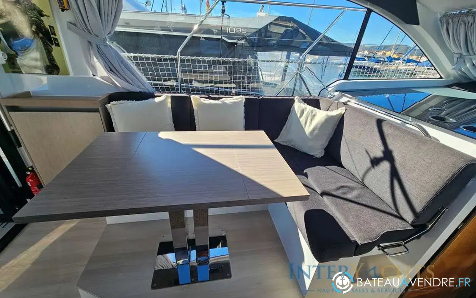 slider 11 Sealine C390v