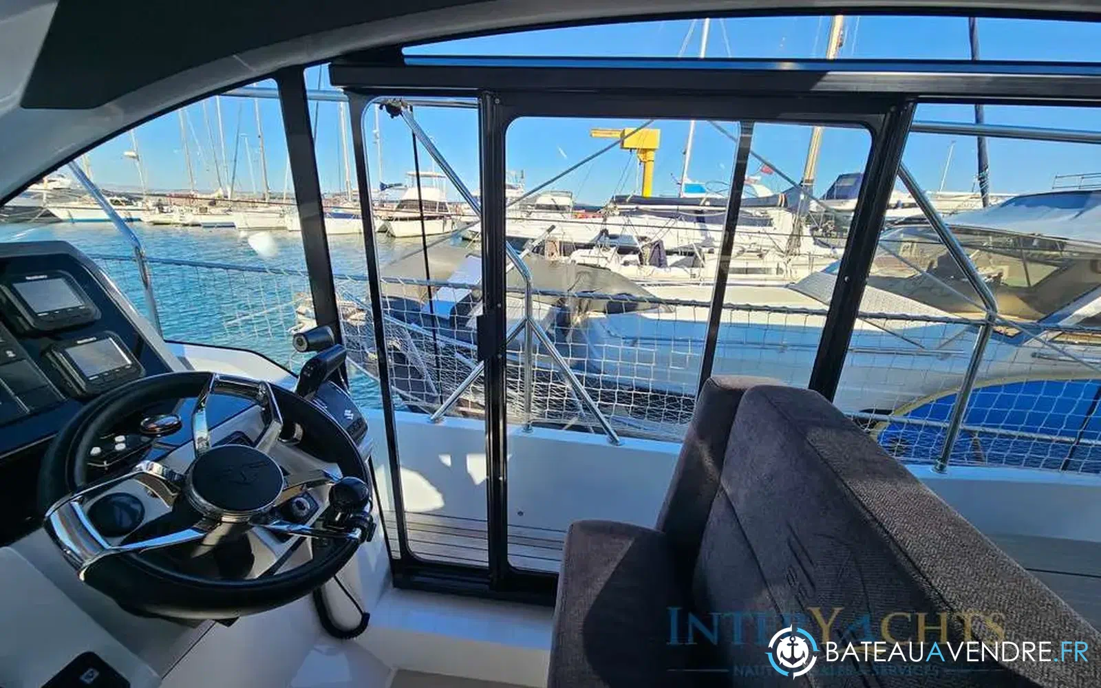 slider 14 Sealine C390v