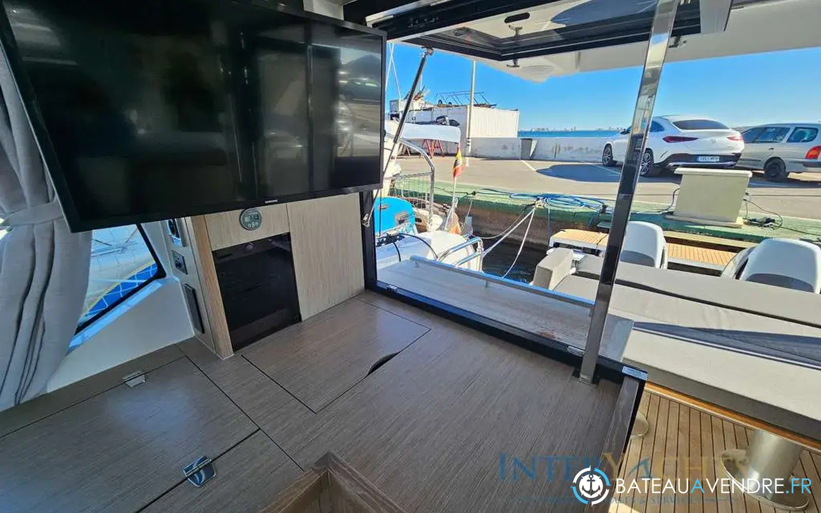 slider 6 Sealine C390v