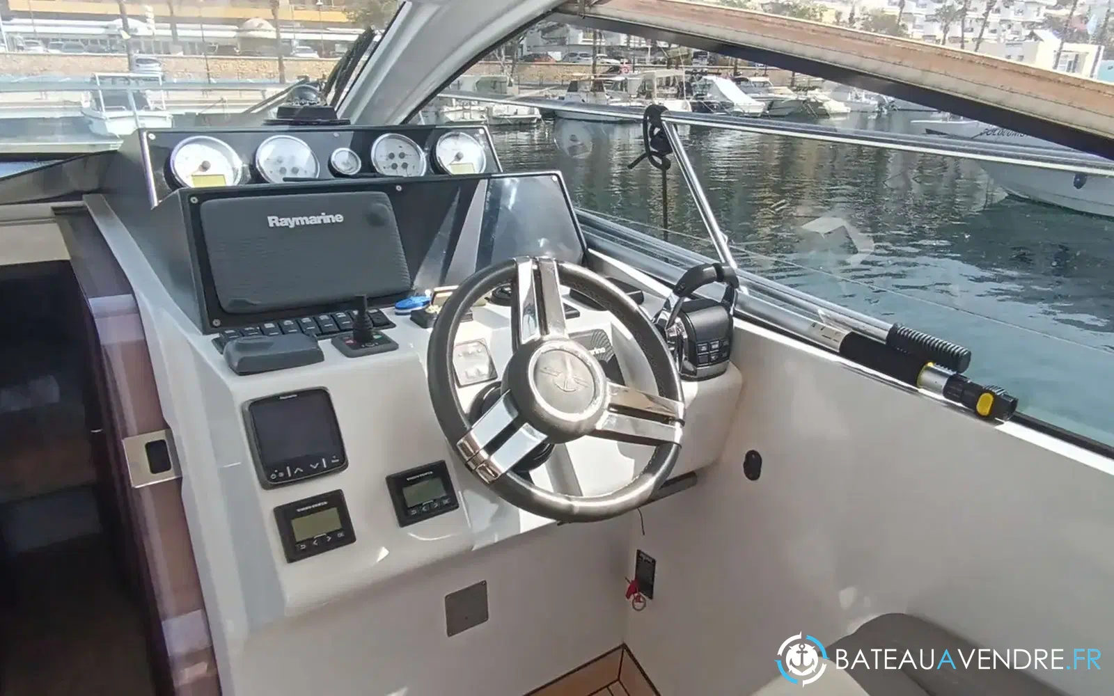 slider 4 Sealine S330