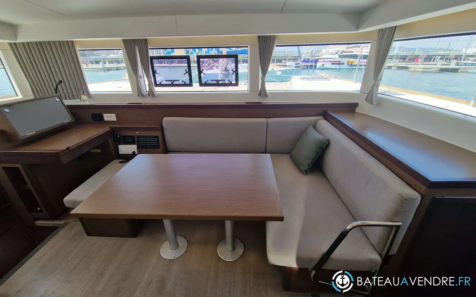 slider 17 Lagoon 40