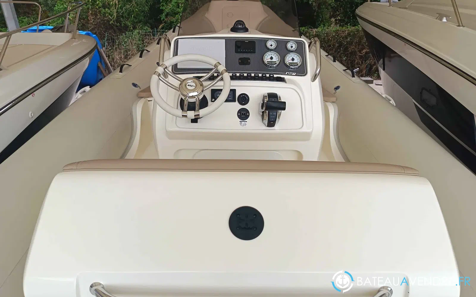 slider 4 Black Fin Elegance 8