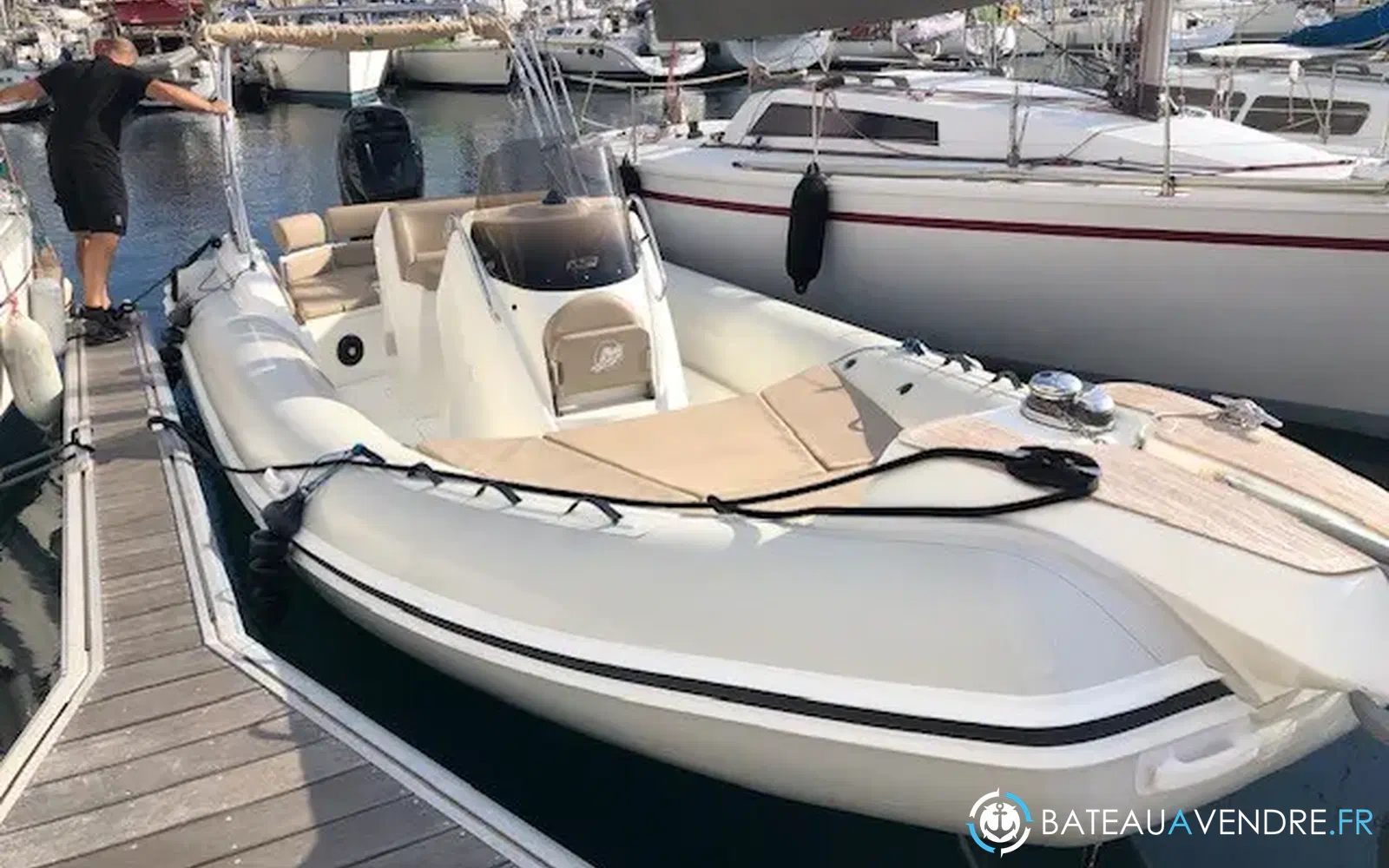 slider 7 Black Fin Elegance 8