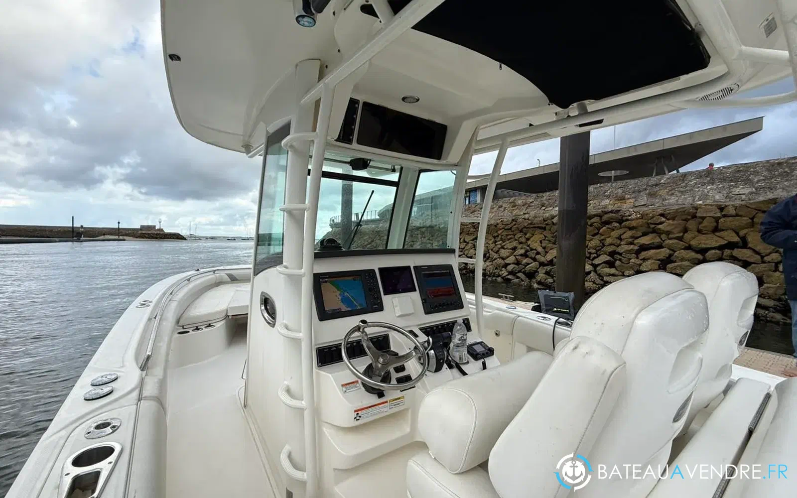 slider 15 Boston Whaler 320 Outrage