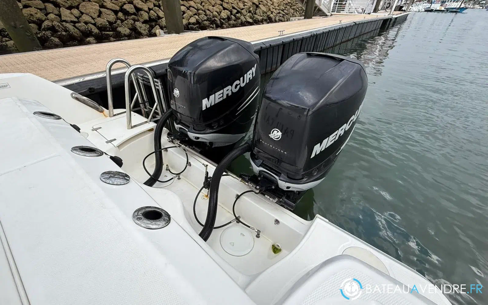 slider 20 Boston Whaler 320 Outrage