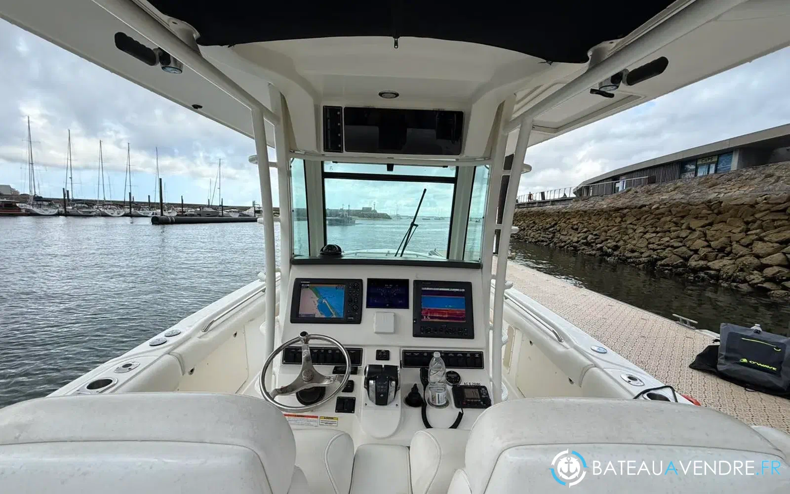 slider 4 Boston Whaler 320 Outrage