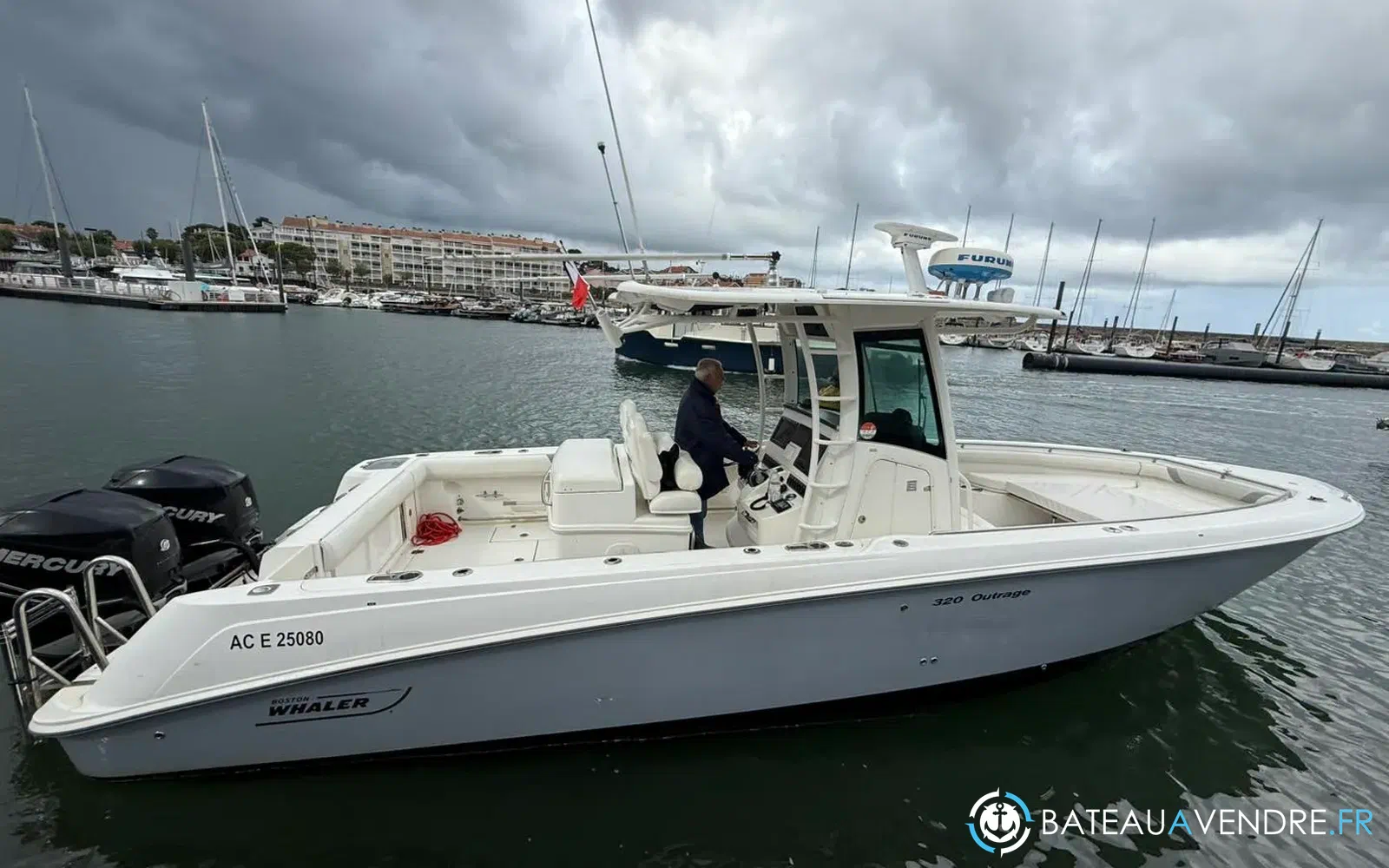 slider 3 Boston Whaler 320 Outrage