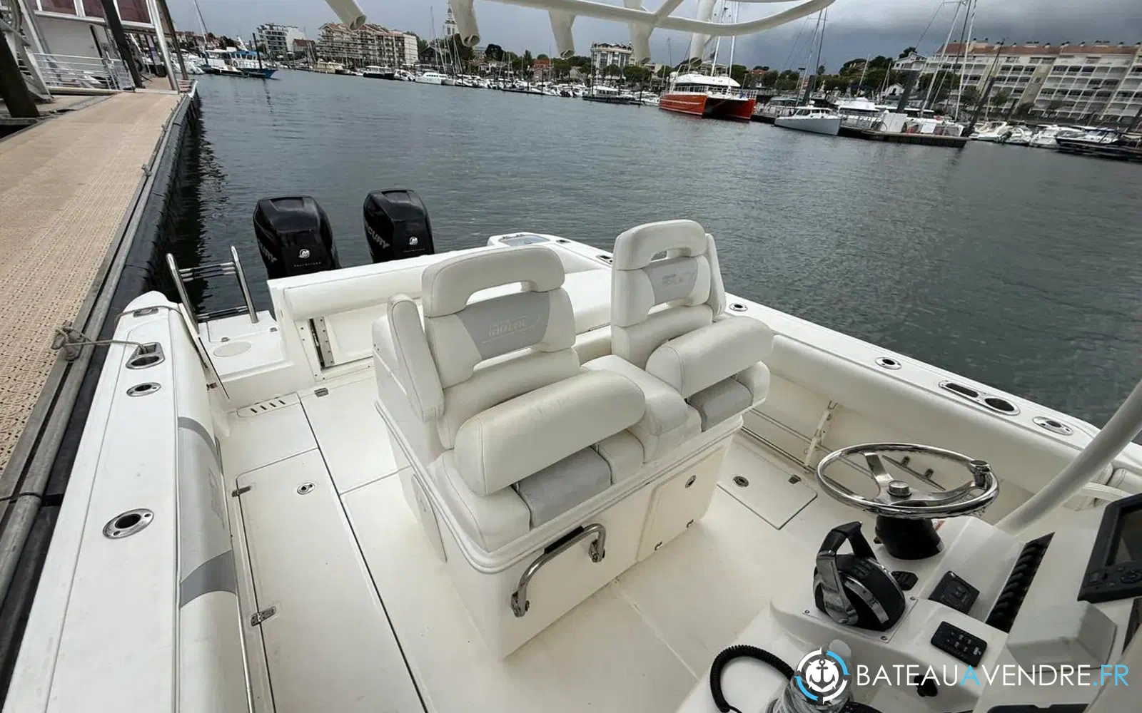 slider 7 Boston Whaler 320 Outrage