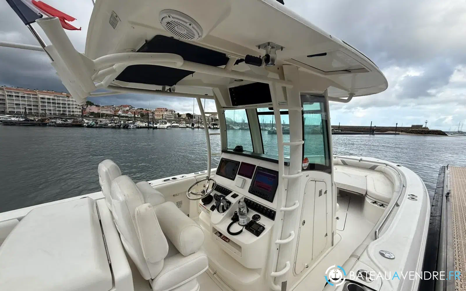 slider 9 Boston Whaler 320 Outrage