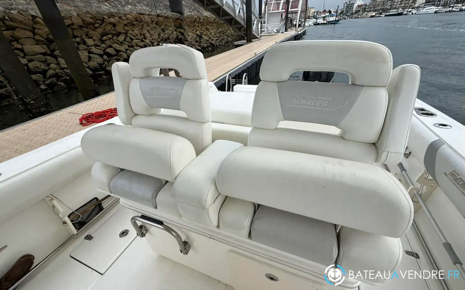 slider 11 Boston Whaler 320 Outrage