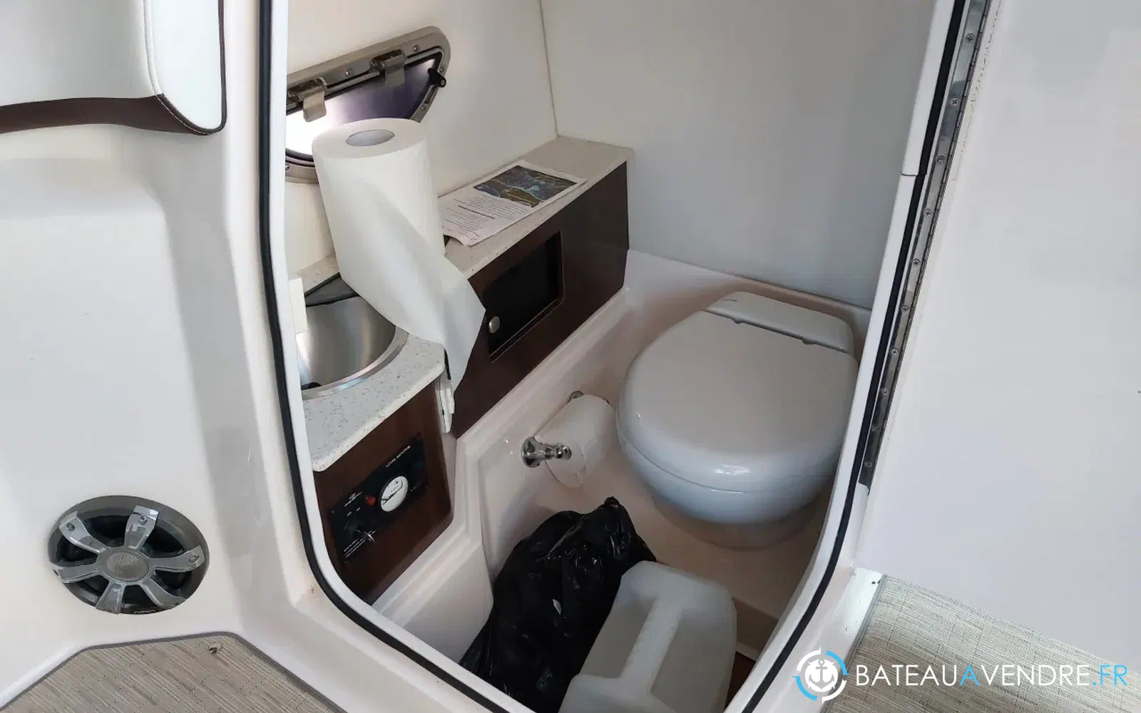 slider 14 Regal 2300 bow rider