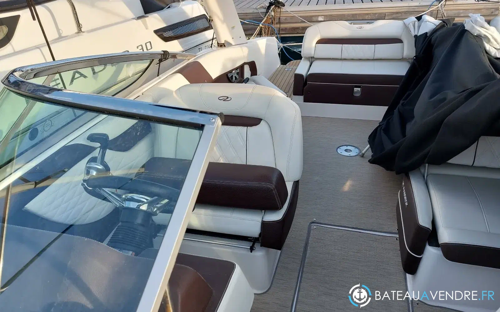 slider 17 Regal 2300 bow rider