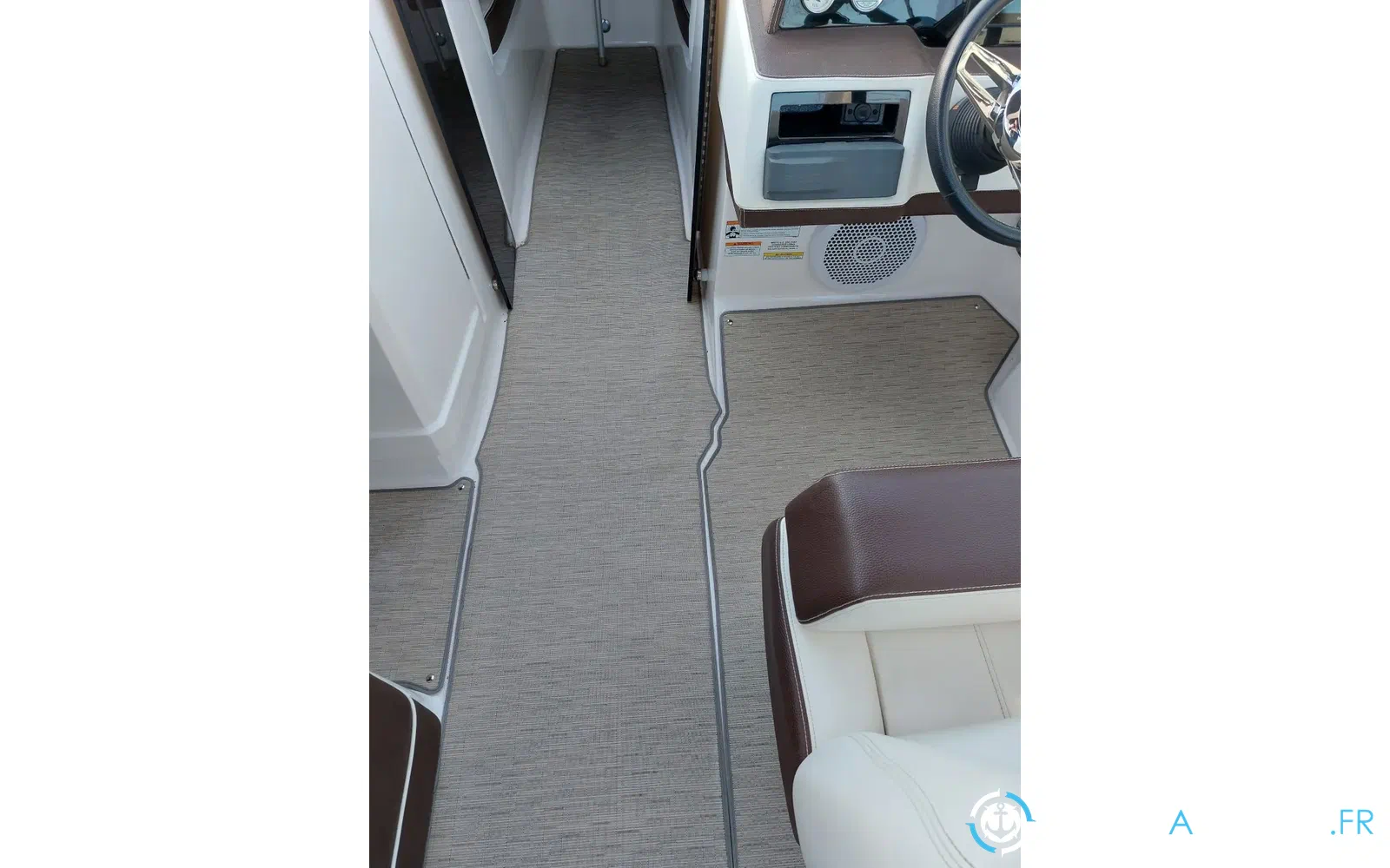 slider 21 Regal 2300 bow rider
