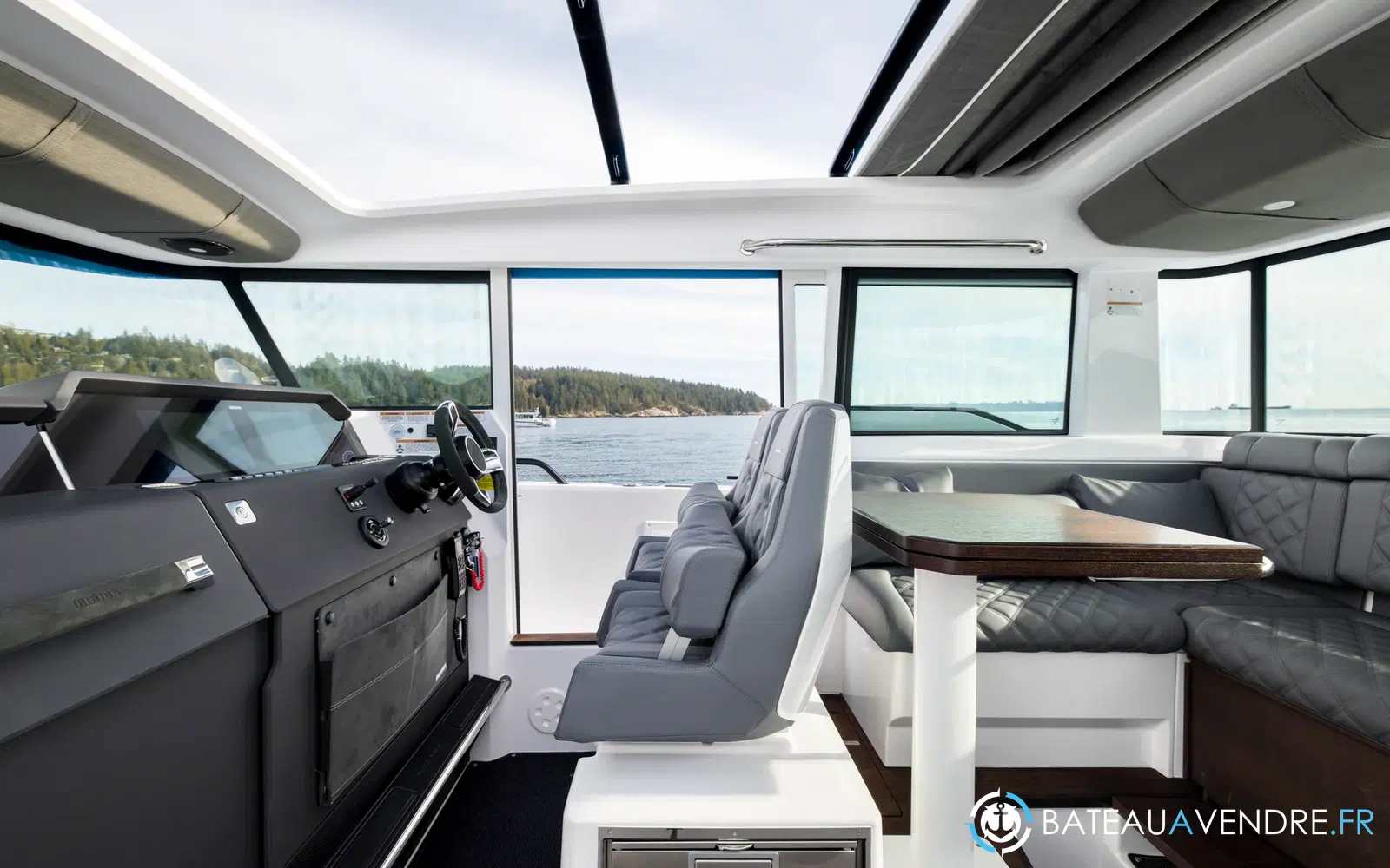 slider 10 Axopar 37 XC Cross Cabin