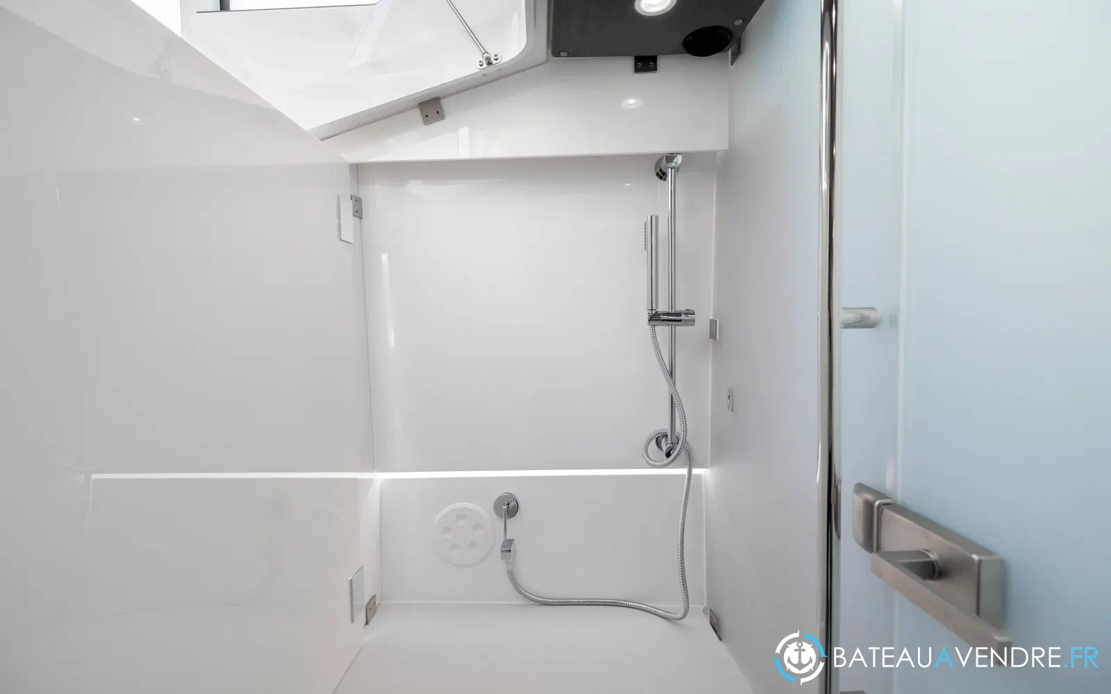 slider 16 Axopar 37 XC Cross Cabin