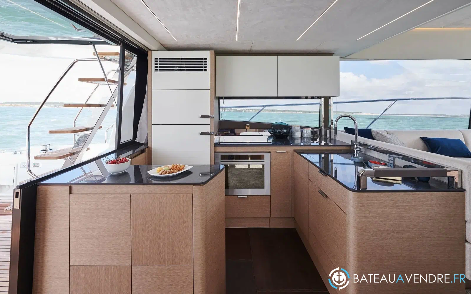 slider 4 Prestige Yachts 590 Fly
