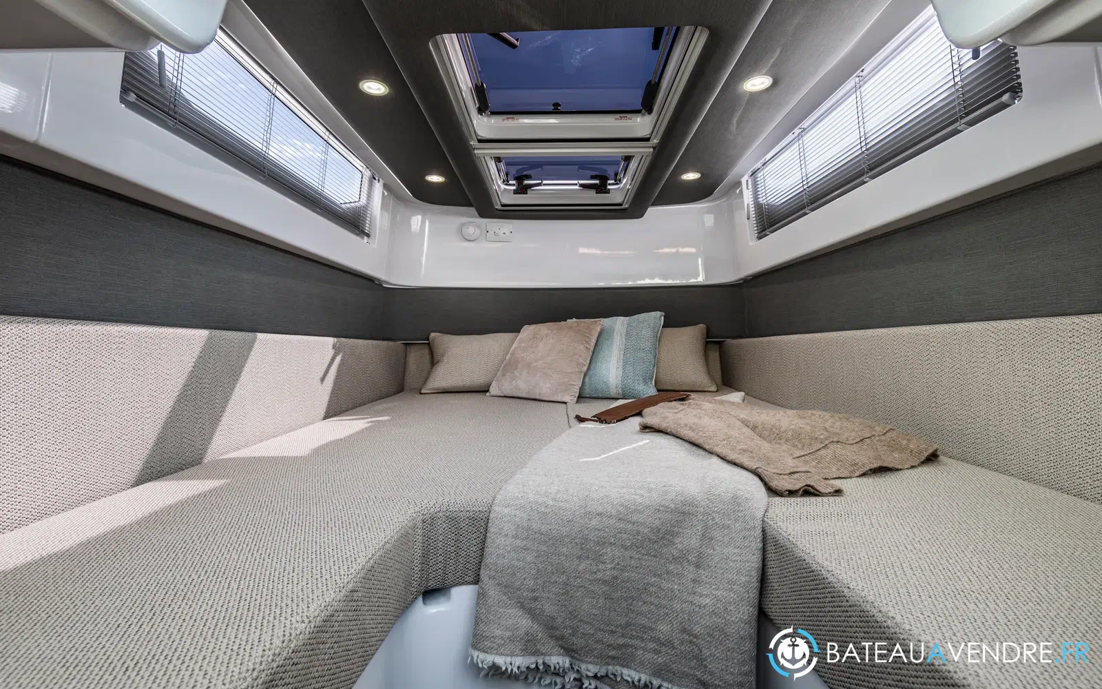 slider 9 Axopar 37 XC Cross Cabin