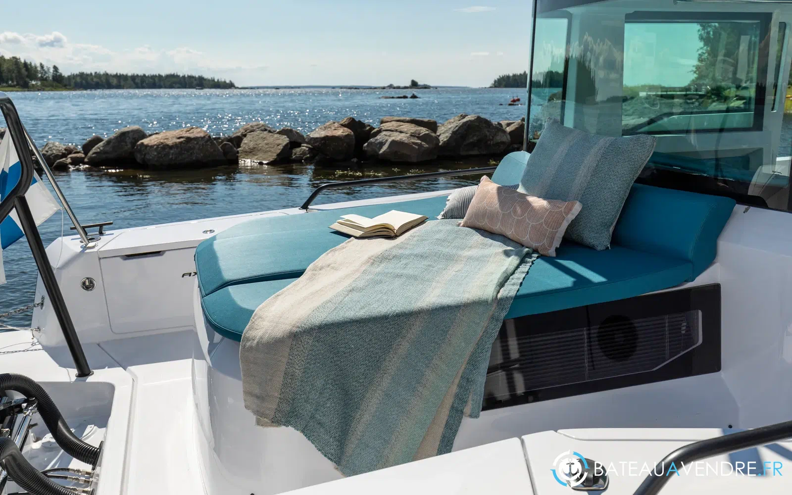slider 10 Axopar 37 XC Cross Cabin