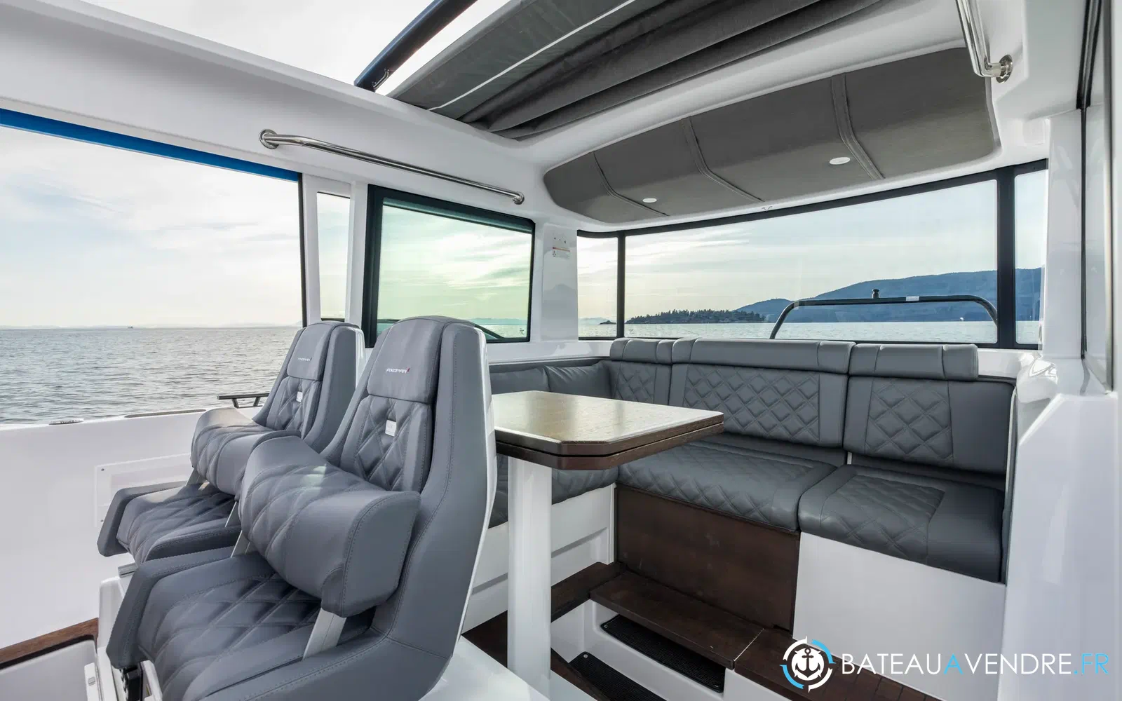 slider 11 Axopar 37 XC Cross Cabin
