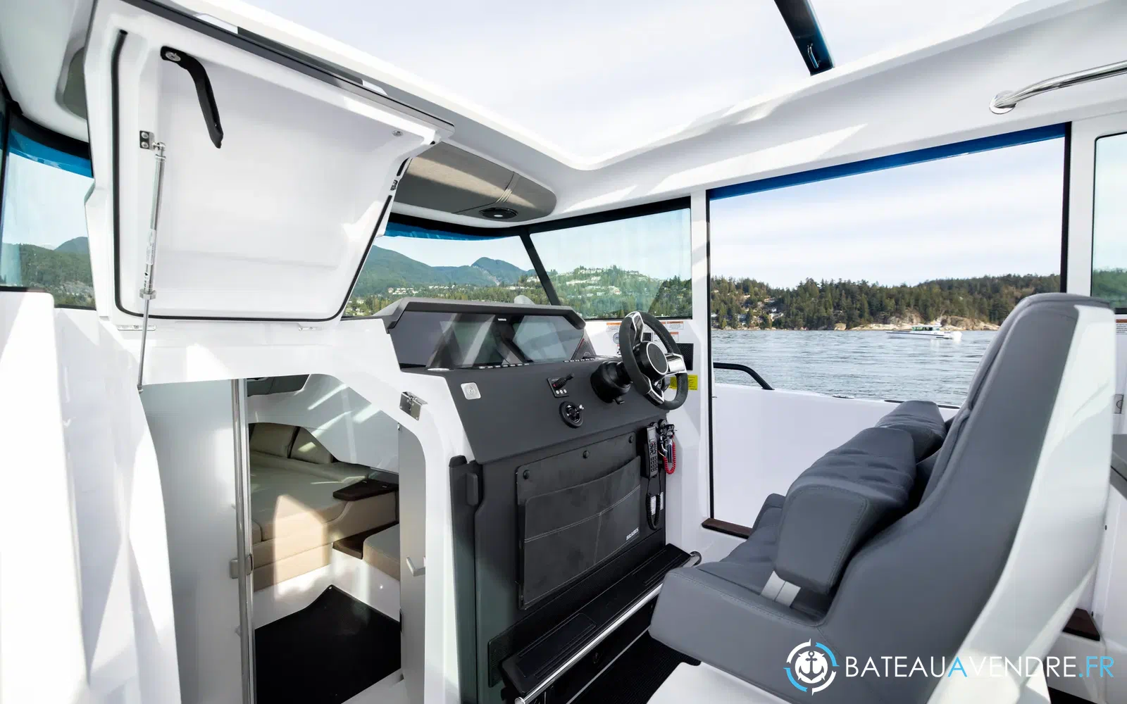 slider 13 Axopar 37 XC Cross Cabin