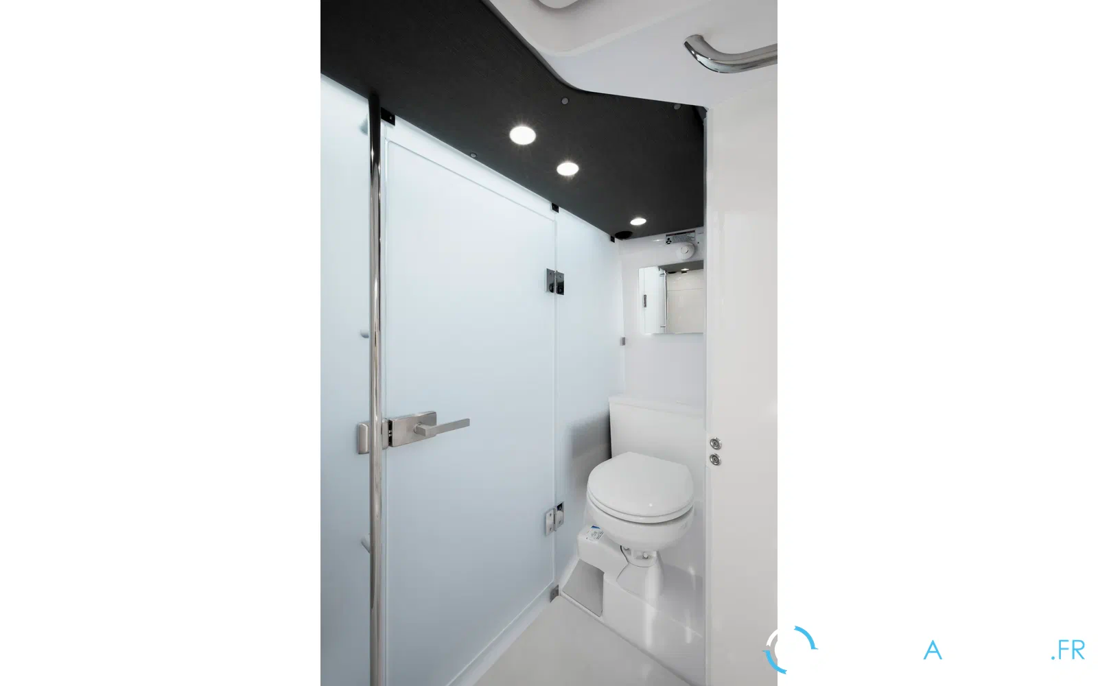slider 14 Axopar 37 XC Cross Cabin