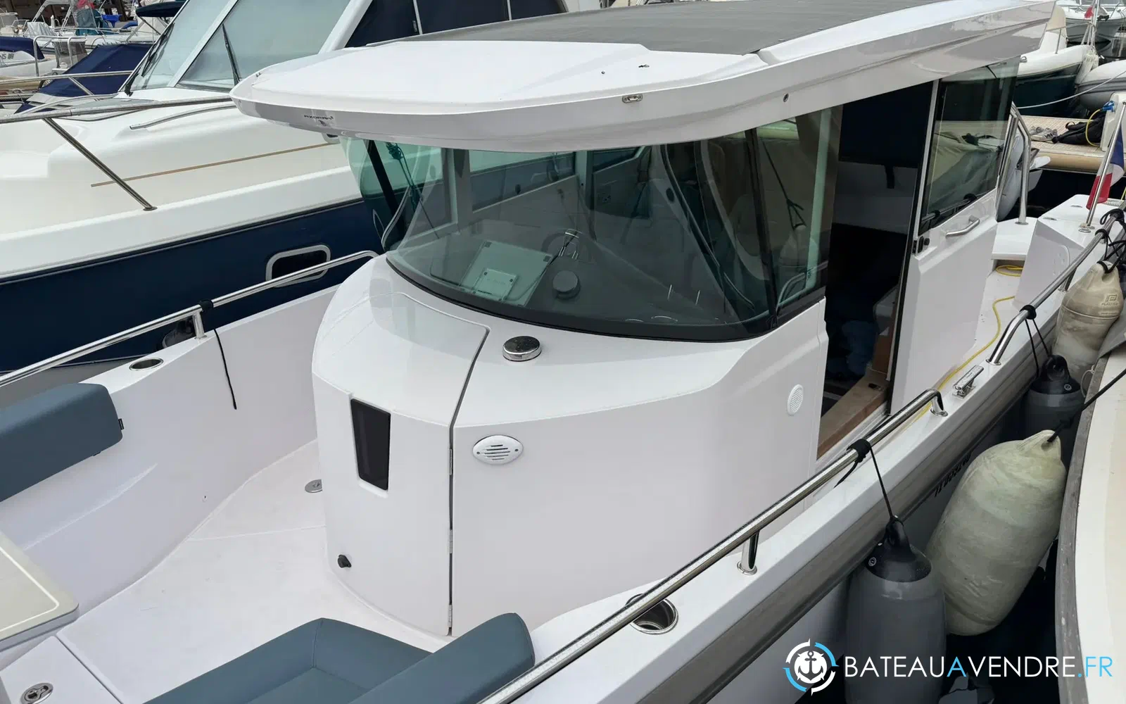 slider 11 Axopar 28 Open