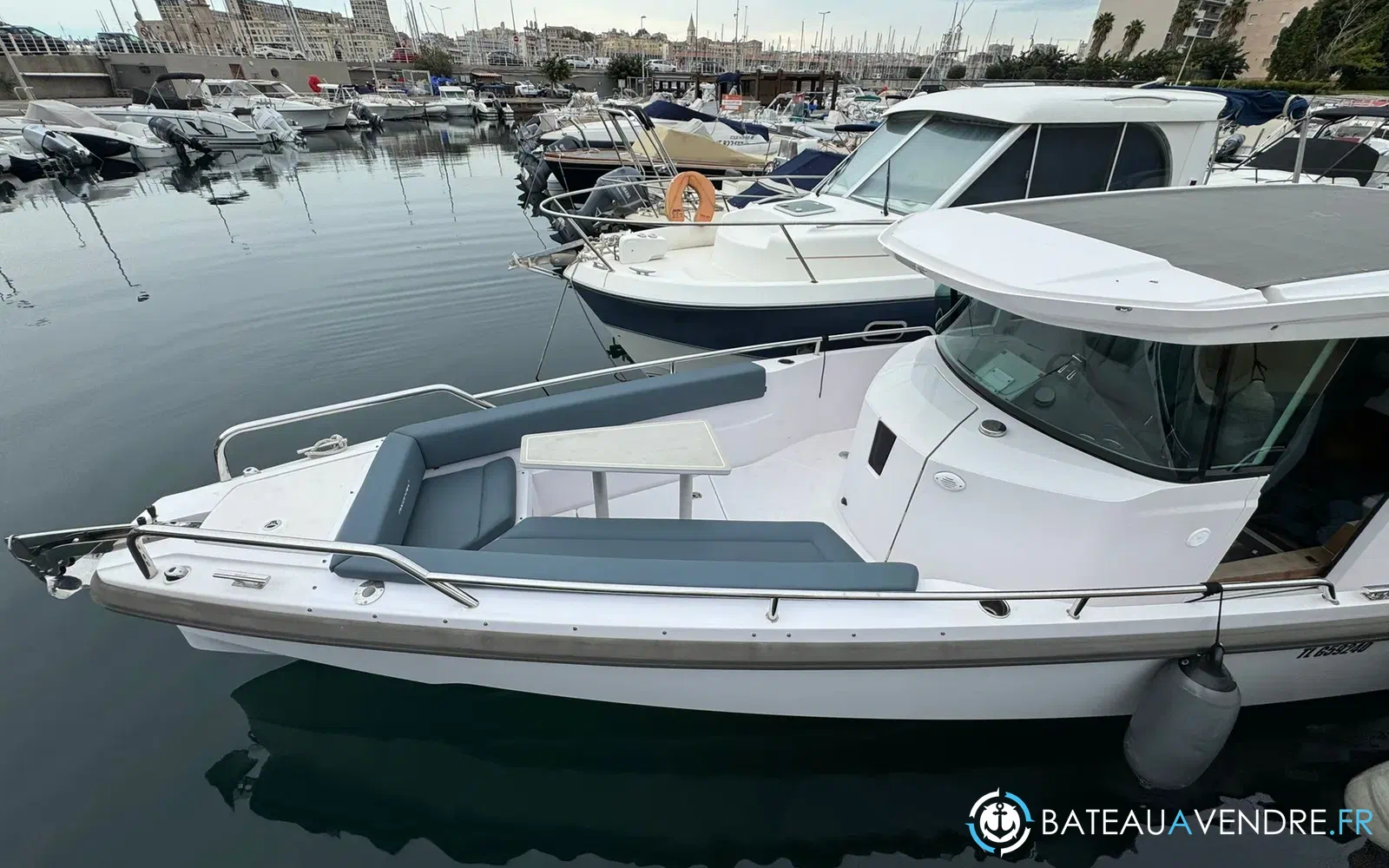 slider 12 Axopar 28 Open
